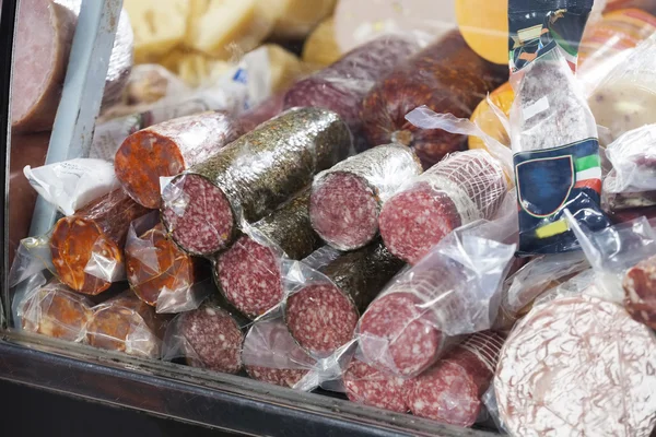 Primer plano del montón de salami que se muestra en el mostrador — Foto de Stock