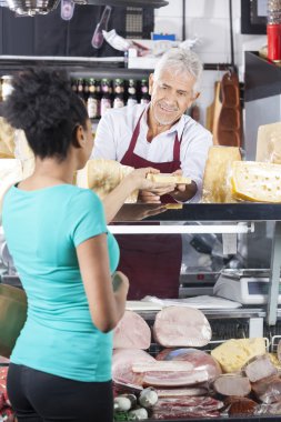 Üst düzey satıcı peynir kadın müşteriye verilmesi