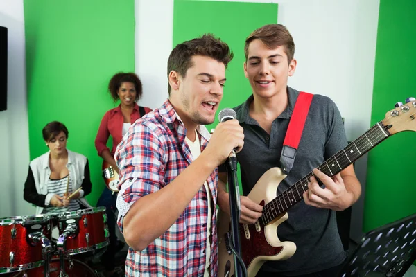 Cantores masculinos se apresentando juntos com banda — Fotografia de Stock