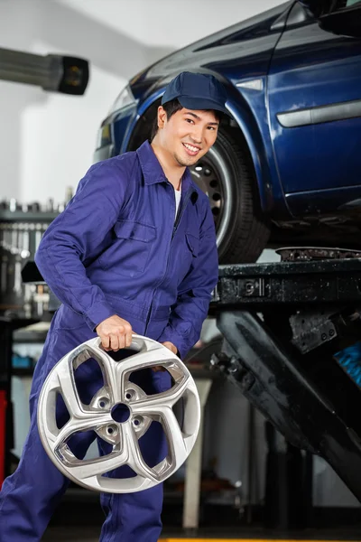 Gelukkig Mechanic legering houden op al-Ahmar taferelen — Stockfoto