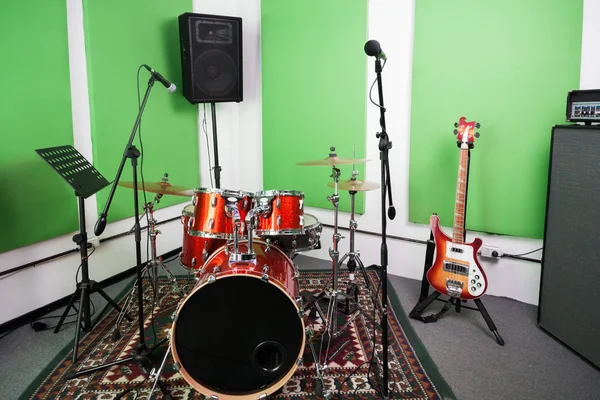 Muziekinstrumenten en microfoons In Studio — Stockfoto