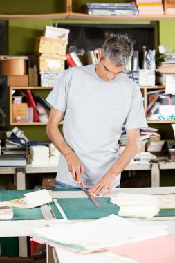 İşçi kesme kağıt fabrikasında Olgun