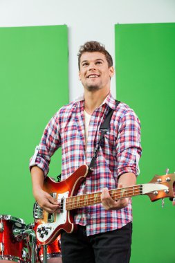 Profesyonel seyir sırasında gitar çalmak
