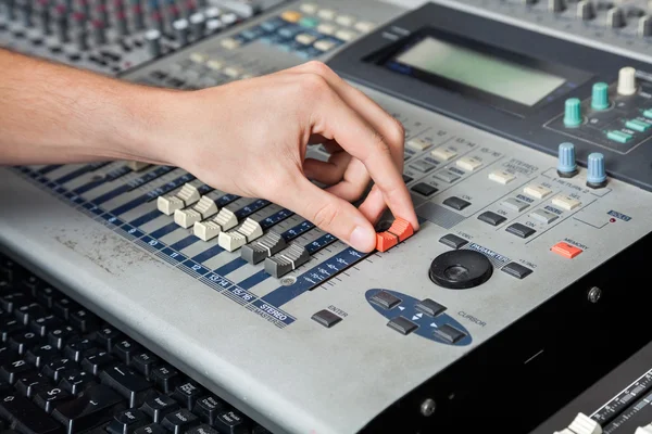 Profesionales mano trabajando en el mezclador de audio en el estudio — Foto de Stock