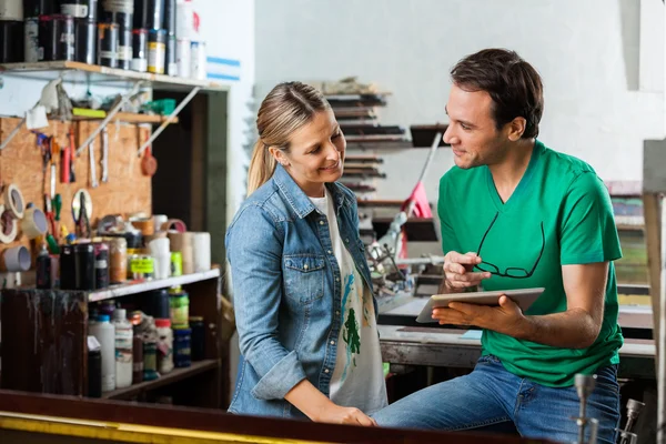 Supervisor And Worker Discussing Over Digital Tablet In Paper Fa — Stock Photo, Image