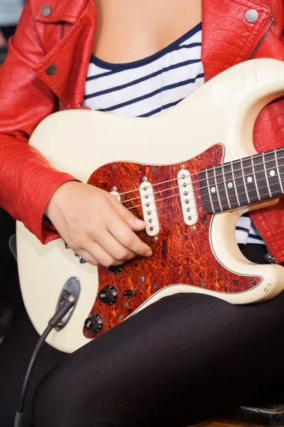 Sezione centrale della donna che suona la chitarra elettrica — Foto Stock