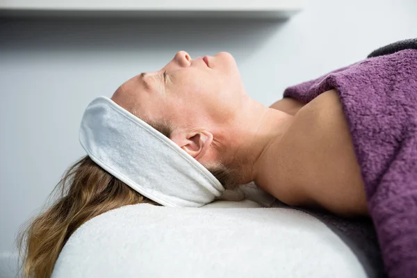 Woman Undergoing Beauty Treatment At Salon — Stock Photo, Image