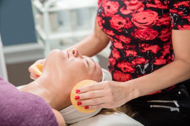 Şevval Özçelik Güzellik istemcisinin sünger ile yüz temizleyici