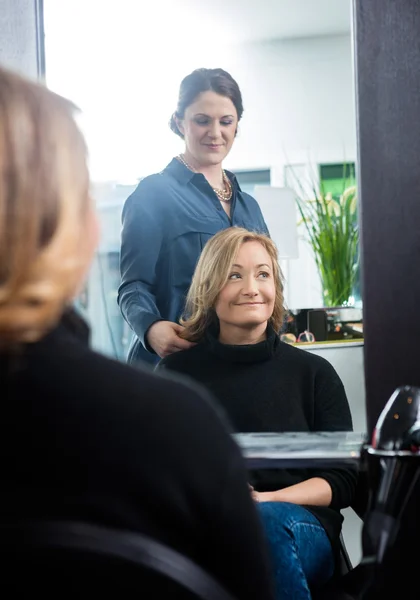 Reflexão de cabeleireiro Definir o cabelo dos clientes — Fotografia de Stock