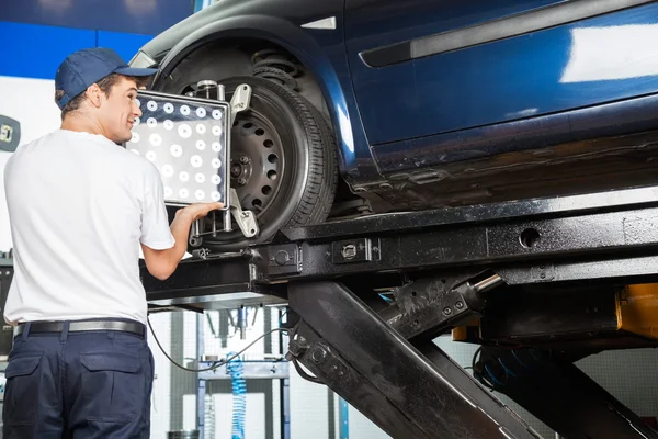 Mechanik, úprava vyrovnávač kola na auto — Stock fotografie