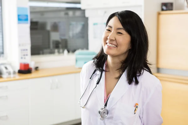 Dokter Looking Away In kliniek — Stockfoto