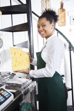 Mutlu pazarlamacı peynir dükkanında Holding yan görünüm