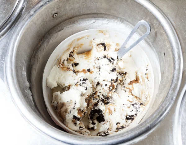 Chocolate And Vanilla Ice Cream In Container — Stock Photo, Image