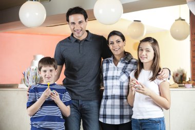 Mutlu aile dondurma salonu içinde ayakta