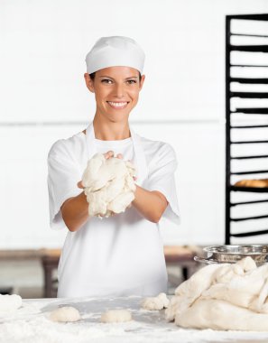 Bayan Baker hamur masada gösterilen