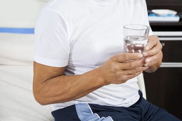 Mittelteil des Patienten mit Wasserglas im Reha-Zentrum — Stockfoto