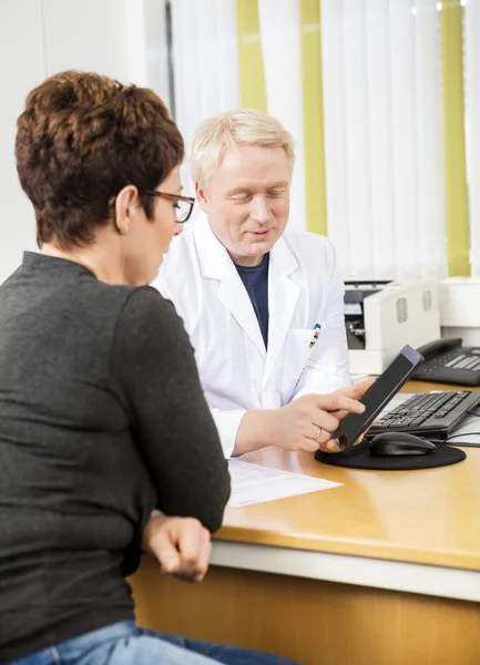 Dokter weergegeven: tabletcomputer aan de vrouwelijke patiënt — Stockfoto