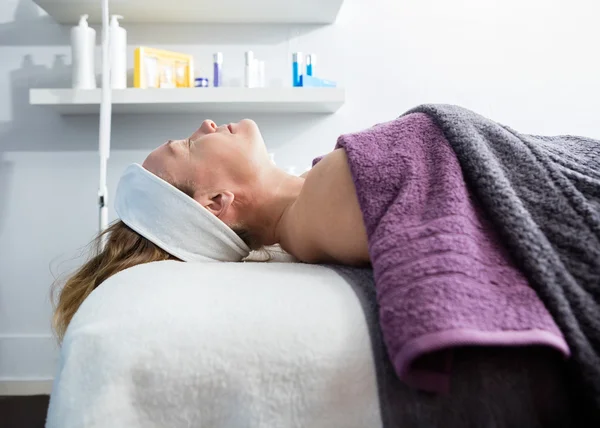 Woman Undergoing Beauty Treatment At Parlor — Stock Photo, Image