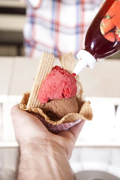 Waiters Hand Pouring Strawberry Sauce On Ice Cream — Stock Photo, Image