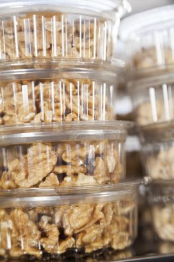 Ceviz dükkanında paket servisi olan restoran kaplarda