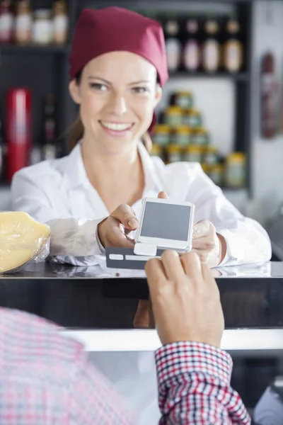 Cliente desliza su tarjeta de crédito para hacer el pago —  Fotos de Stock