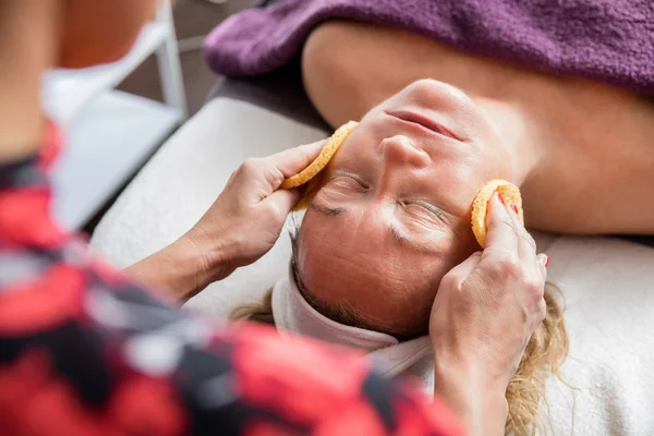 Beautician Cleaning Womans Face In Salon — Stock Photo, Image