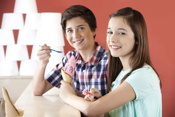 Preteen broer en zus hebben aardbeiroomijs — Stockfoto