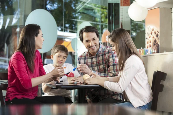 Familie isst Eis am Tisch in der Stube — Stockfoto