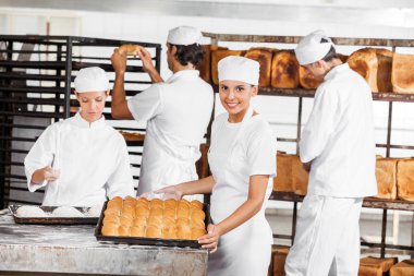 Kendine güvenen Baker ekmek Fırında gösterilen