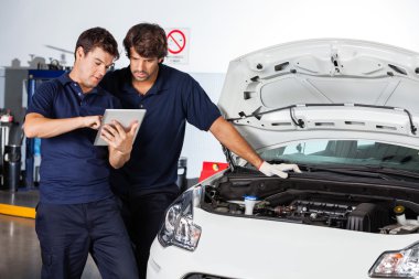 Tablet bilgisayar tarafından hasarlı araç kullanarak mekaniği