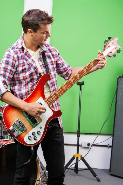 Profissional tocando guitarra no estúdio de gravação — Fotografia de Stock