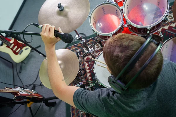 Baterista masculino ajustando microfone no estúdio de gravação — Fotografia de Stock