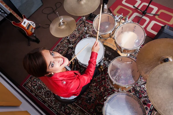 Portrait de batteur jouant dans un studio d'enregistrement — Photo