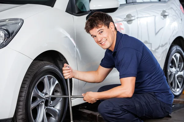 Механический ремонт автомобильных шин с разводным ключом — стоковое фото