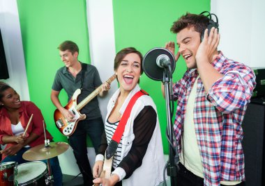 Heyecanlı şarkıcılar müzikal Inst oynayan arkadaşları performans