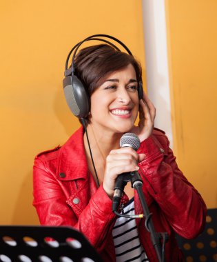 Stüdyo kayıt uzakta ararken kadın şarkı