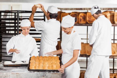 Pişmiş ekmek fırın içinde bakarak Baker