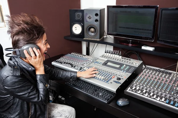 Mujer mezclando audio en el estudio de grabación — Foto de Stock