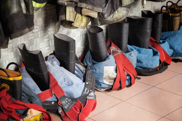 Stivali dei vigili del fuoco al piano alla stazione dei pompieri — Foto Stock