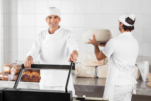 Hombre Baker utilizando la máquina de sellado al vacío en panadería —  Fotos de Stock