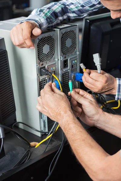 Homem sênior e técnico instalando o computador na sala de aula — Fotografia de Stock