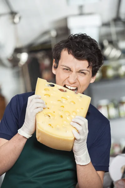 Fiatal eladó csípős sajt bolt — Stock Fotó