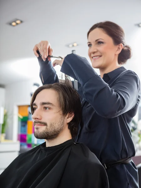 Peluquero corte de cabello de los clientes masculinos en el salón —  Fotos de Stock