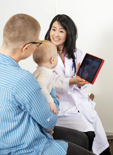 Schermo digitale delle compresse dello spettacolo medico alla donna con il bambino — Foto Stock