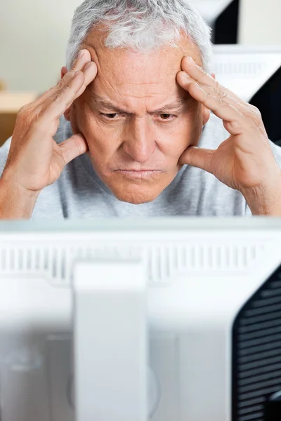 Stressé homme âgé regardant l'ordinateur en classe — Photo