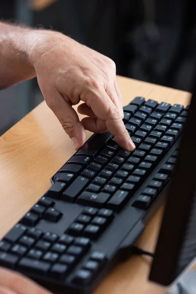 Senior Man Using Computer In Classroom — Stock Photo, Image