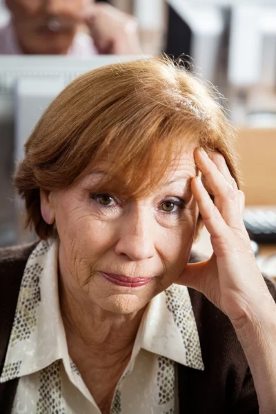 Stressato anziano donna in computer classe — Foto Stock