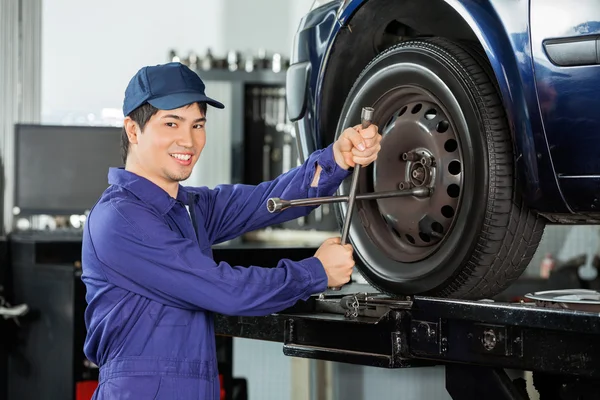 Confident Mechanic Fixing Car Tire — Stock Photo, Image