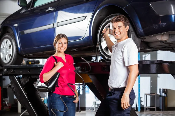 Klant permanent met mechanisch vullen lucht In de band — Stockfoto