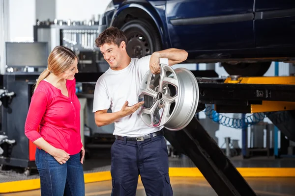 Hubcap explicativo mecânico ao cliente — Fotografia de Stock